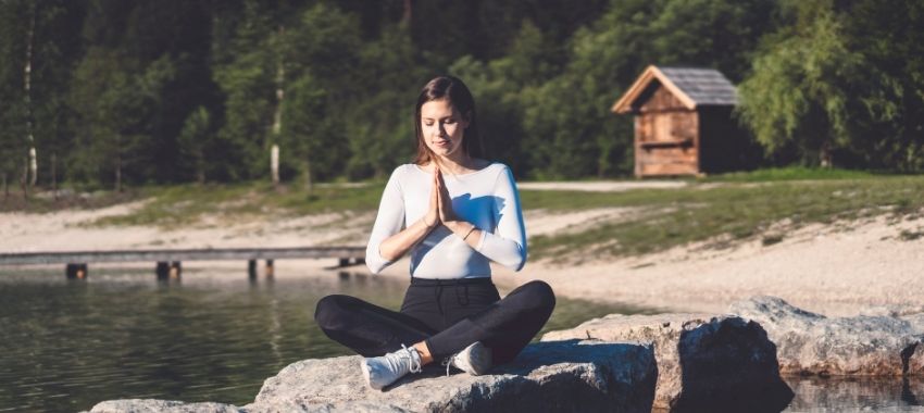 Yoga nidra es la variante de esta disciplina que te ayudará a